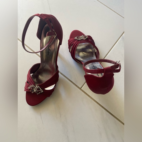 Blossom Collection. : Size 7 , Burgundy dressy heels - Picture 3 of 9
